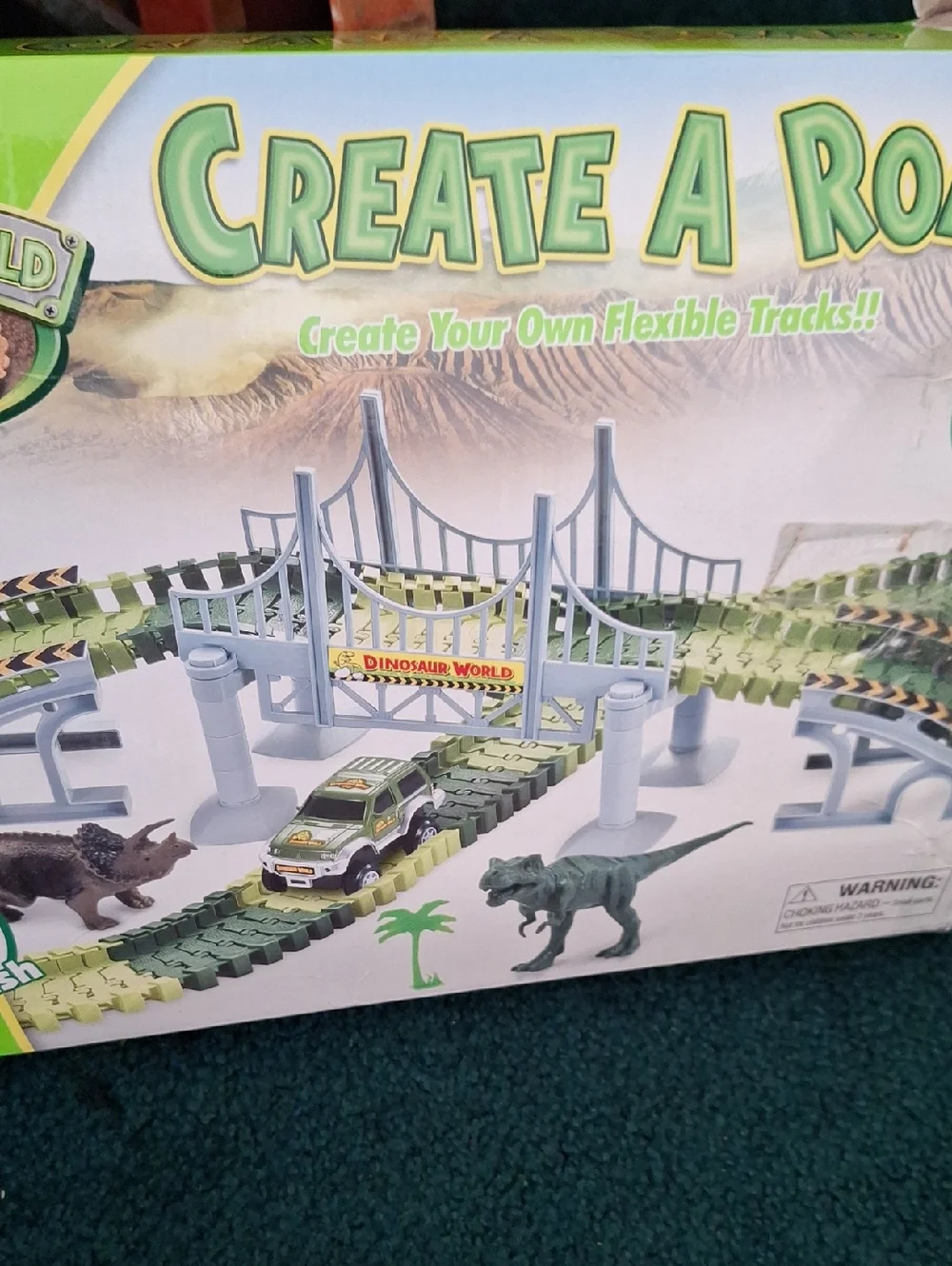 Reptile Habitat Flexible Track Set - Green & 2 Magic Cars